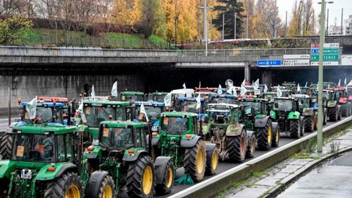 Французские фермеры выехали на тракторах на Елисейские Поля