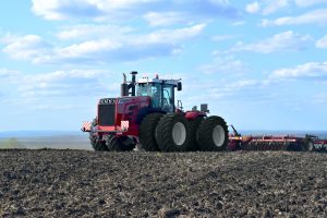 Трактор Rostselmash 2400: в поле от снега до снега