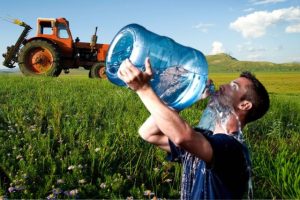 фермер пьет воду