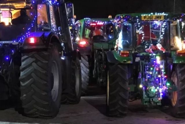Тракторы украшенные к Рождеству