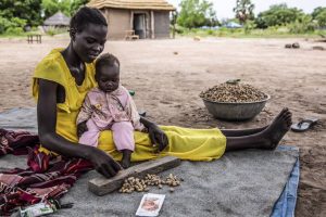 Агонг и ее ребенок в Южном Судане