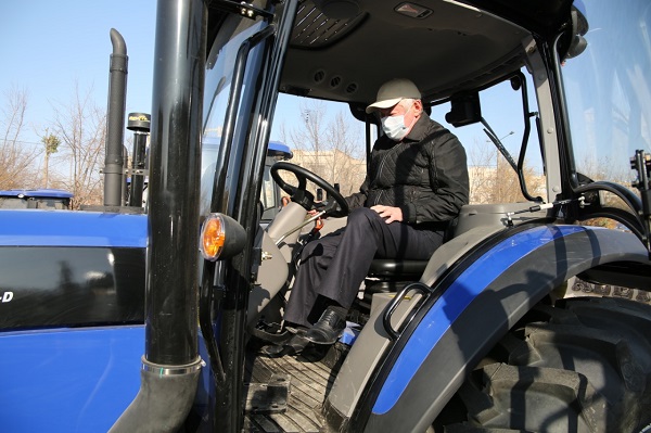Бердибек Сапарбаев сел за руль трактора казахстанского производства