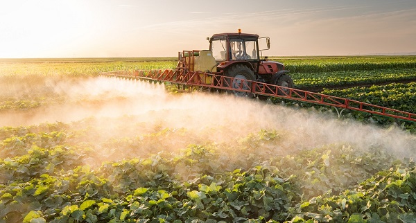 опрыскивание поля пестицидами