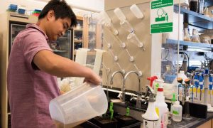 Яджин Е добавляет воду к растениям в лаборатории Телен